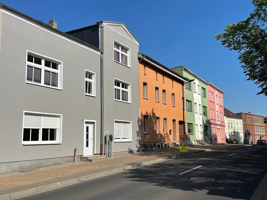 Modern Eingerichtet-Stadtnah-Ferienwohnung Mit Geschirrspueler Und Waschmaschine Friedland  Exterior photo