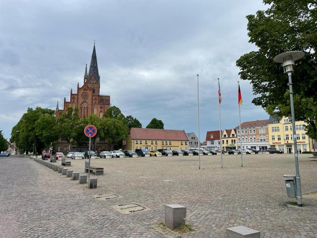 Modern Eingerichtet-Stadtnah-Ferienwohnung Mit Geschirrspueler Und Waschmaschine Friedland  Exterior photo